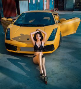Hotgirl Linh Miu nóng bỏng bên siêu xe Lamborghini Gallardo
