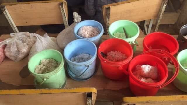 nhói lòng trước bữa cơm trưa chỉ cơm trắng nguội lạnh của em bé điện biên dưới tiết trời lạnh giá