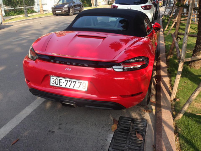 bất ngờ hai chiếc xe có cùng biển số đẹp ngay tại Hà Nội