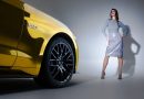 Cận cảnh siêu xe Ford Mustang mạ vàng bên chân dài nước Pháp