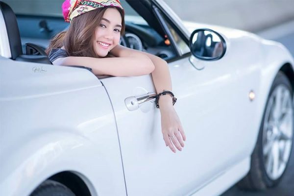 người đẹp thái lan bên xe