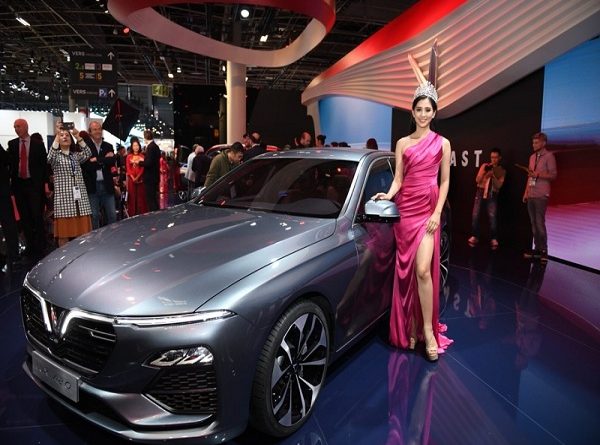 Hoa hậu Tiểu Vy cùng VinFast xuất hiện ở triển lãm ôtô Paris 2018