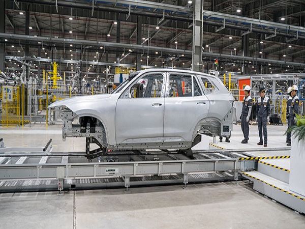 VinFast sản xuất thành công thân vỏ xe Lux SUV đầu tiên