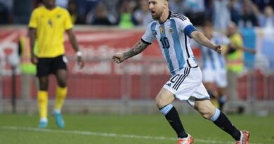 Messi đá cánh nào?