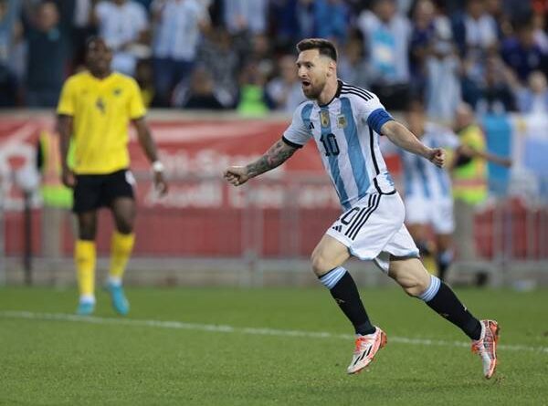 Messi đá cánh nào?