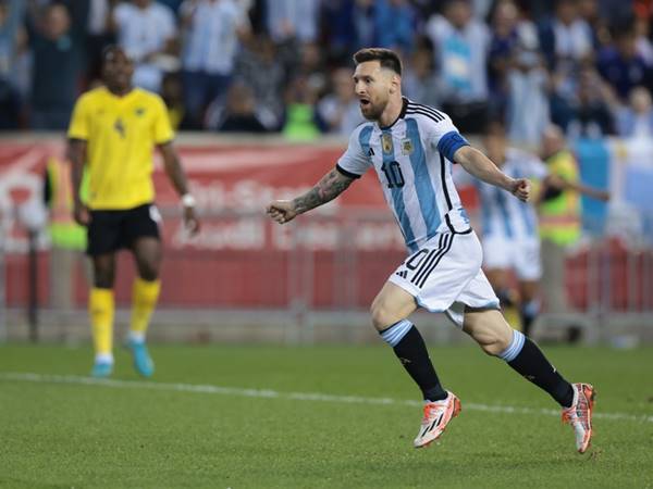 Messi đá cánh nào?