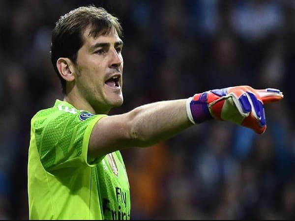 Iker Casillas là 1 cầu thủ trẻ nhất vô địch C1