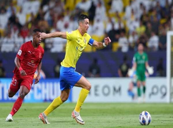 Ronaldo thuận chân nào và ảnh hưởng đến lối chơi?