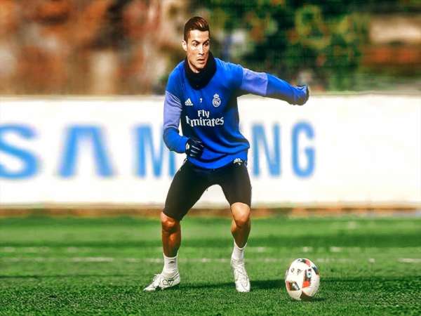 Ronaldo thuận chân nào?