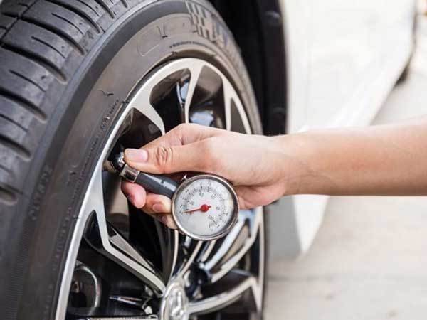 Nên trang bị một đồng hồ đo áp suất lốp cá nhân, loại điện tử cho độ chính xác cao
