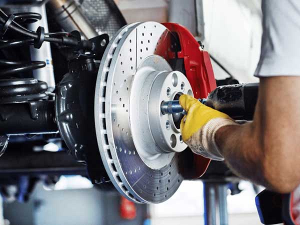Bảo dưỡng phanh ô tô định kỳ sẽ giúp đảm bảo an toàn khi vận hành xe