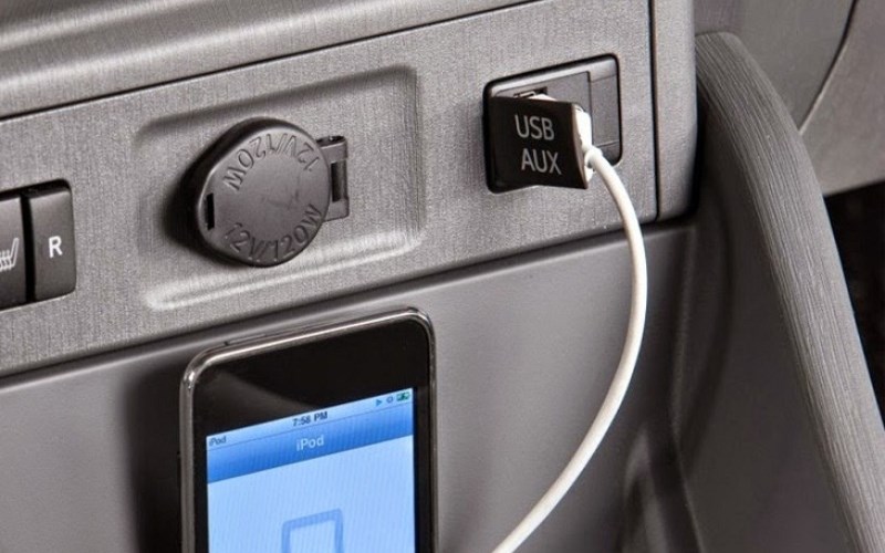 Cách kết nối điện thoại với màn hình ô tô qua cổng USB