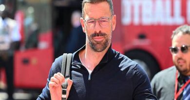 Tin CLB Leicester: Van Nistelrooy chia tay đội bóng
