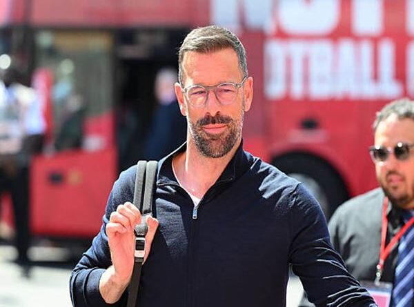 Tin CLB Leicester: Van Nistelrooy chia tay đội bóng