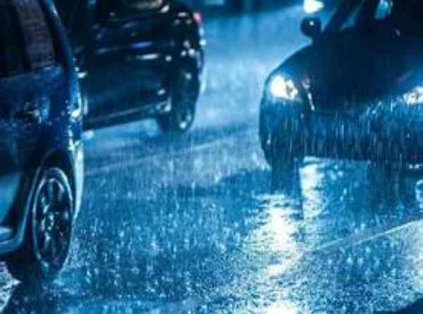 Kinh nghiệm lái xe trời mưa gió an toàn cho mọi tài xế